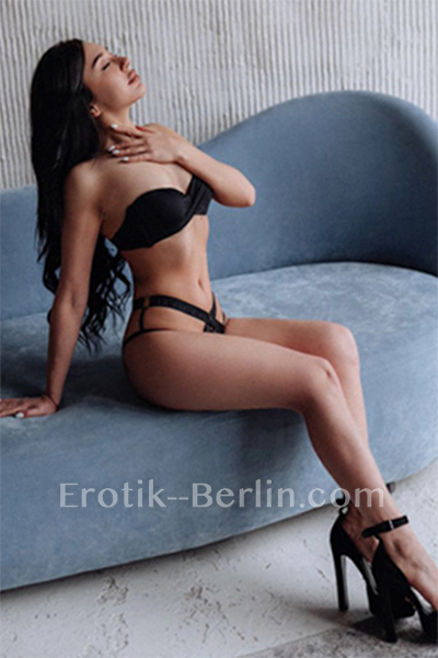 Erotic massage with escort model Siana